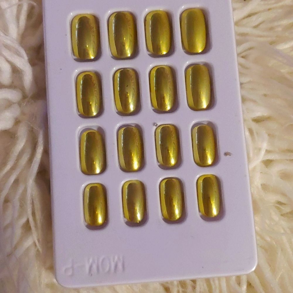 Nailsβ
β